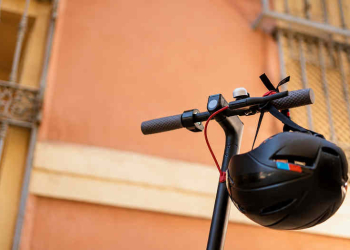 Az elektromos roller nem játék!  A bukósisak életet menthet!
