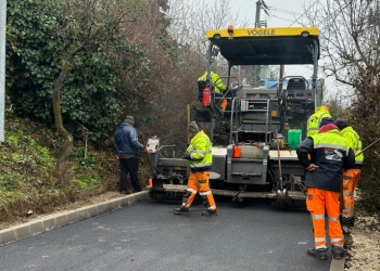 Ma aszfaltozzák a Megyei utat