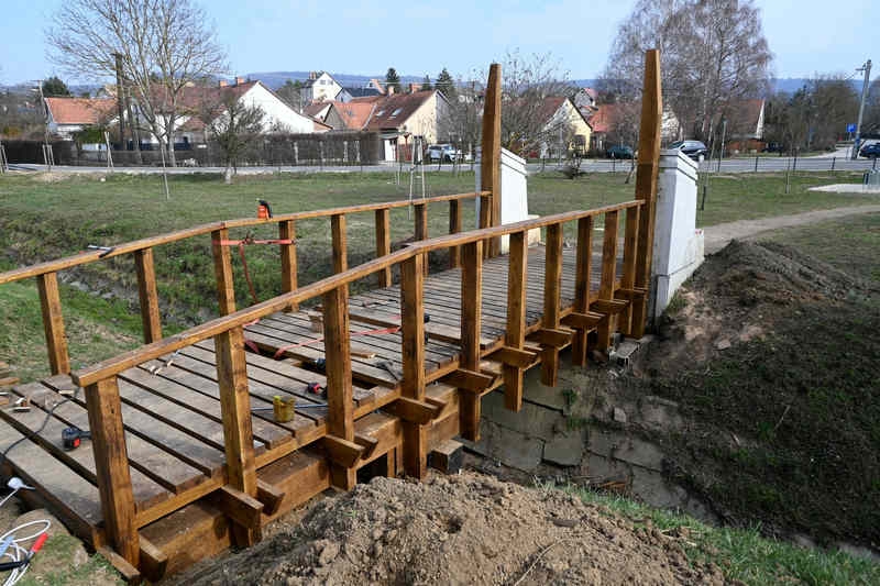 Jól halad a mamutfenyőkhöz vezető fahíd felújítása