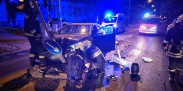 Személyautó közlekedési lámpát döntött – 2026.06.26.